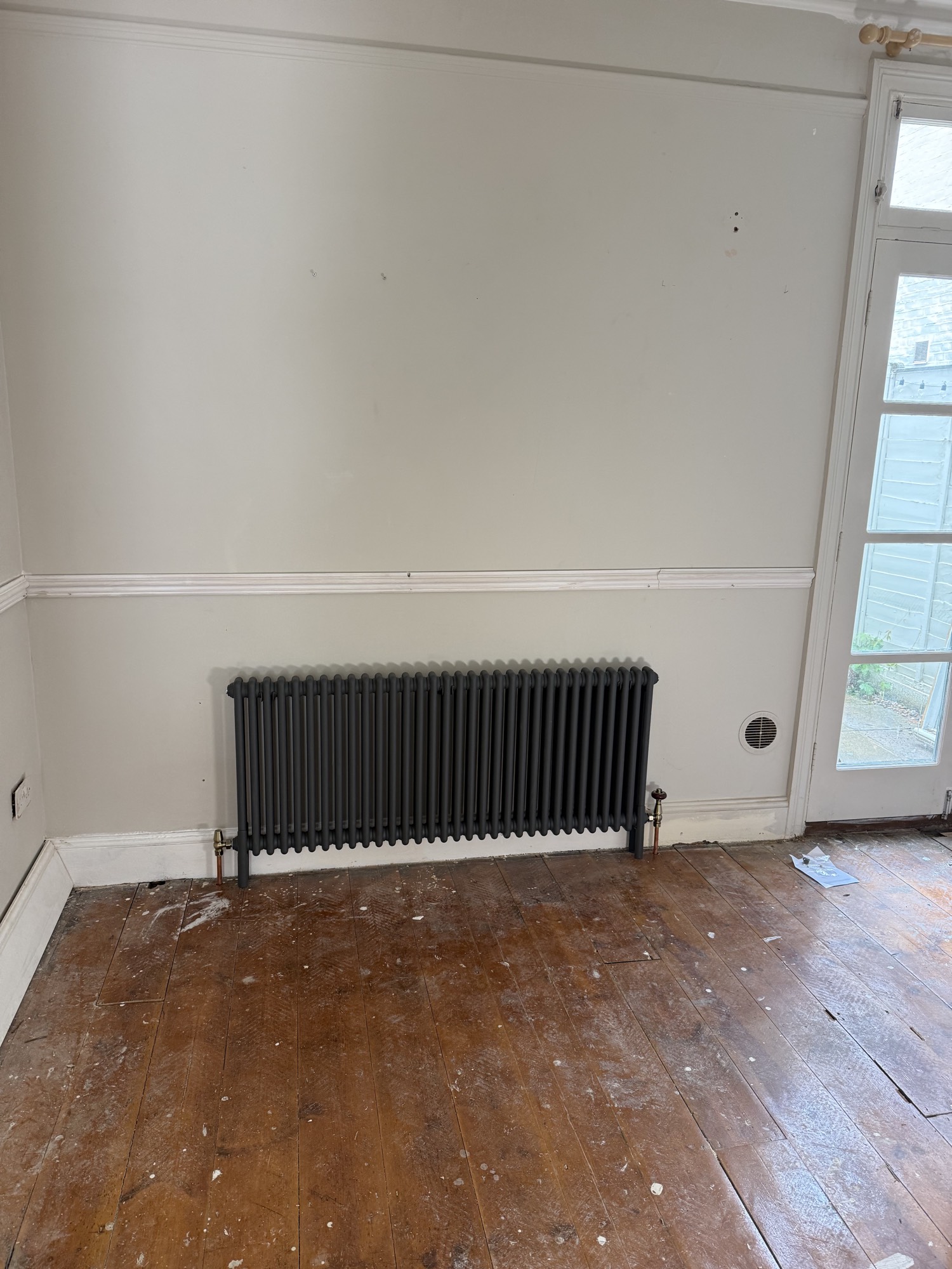 Cast iron style radiator installation